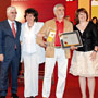 Premio Gran Selección: Categoría Miel de la Alcarria, marca Cruz Real de la empresa HONEYCOMBE, S.L., de ALBALATE DE ZORITA (GUADALAJARA). Recoge el premio Pepe Loeches.
